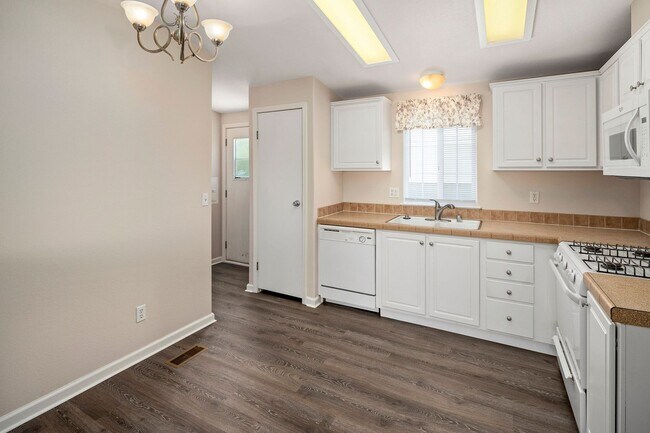 Building Photo - 307 N Poe St