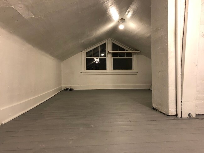 Huge loft space - 1048 37th St