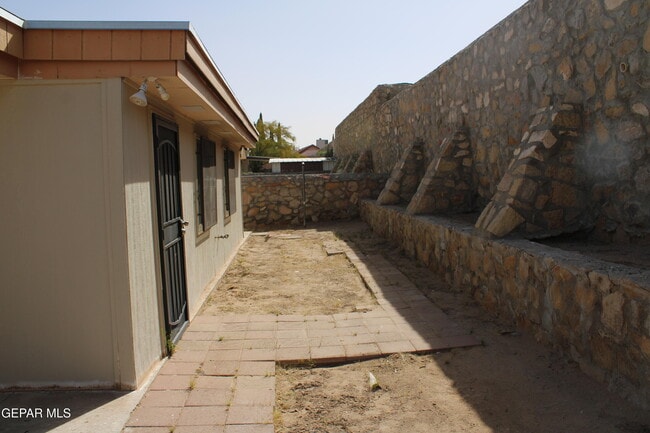 Building Photo - 11724 Jennifer Dr