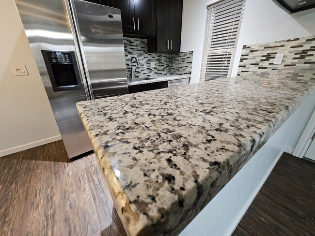 Building Photo - Beautiful 2 Bed Condo