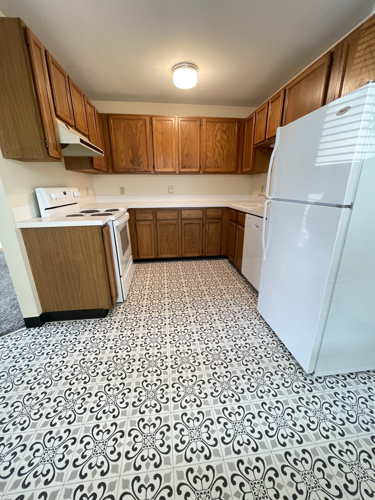 Kitchen - 530 Burnett Ave N