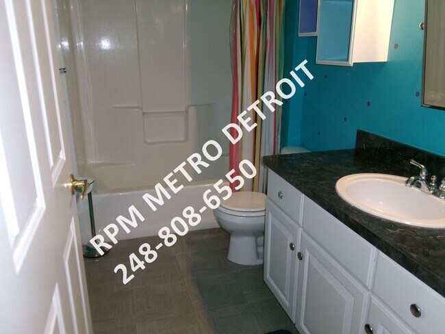 Building Photo - SPACIOUS HOME IN BROWNSTOWN