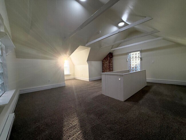 Building Photo - Updated 3BR 1 bath house now showing!