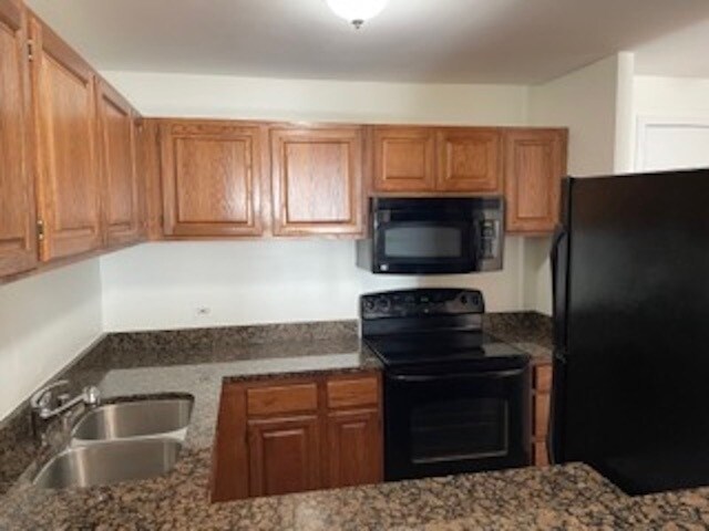 Building Photo - 801 S Plymouth Ct