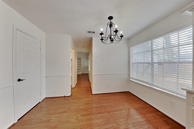 Building Photo - 2137 Parkdale Dr