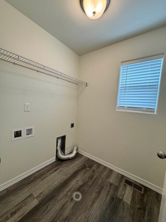Building Photo - Like new 3 bedroom w/ basement in Enclaves...