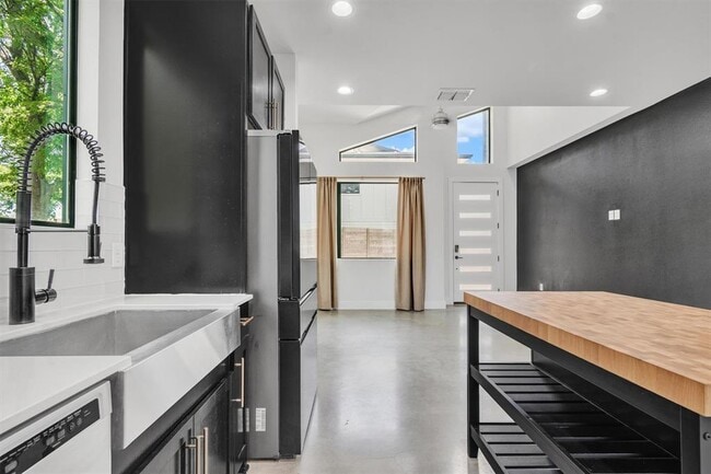 Building Photo - 408 W Odell St