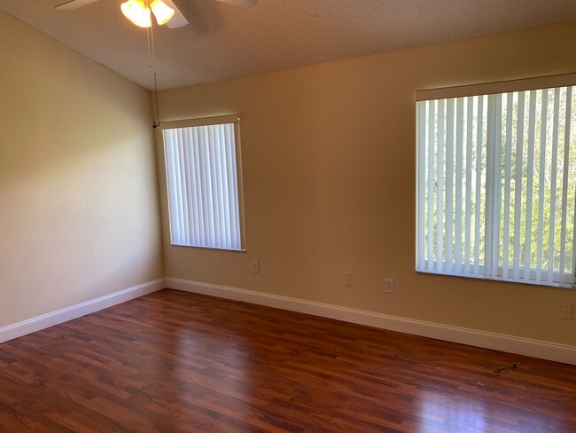 Building Photo - Adorable 3 bedroom / 2.5 bath town home wi...