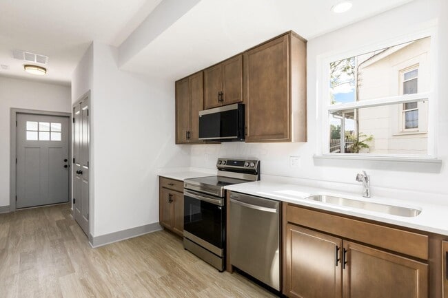 Building Photo - 858 E Starr Ave