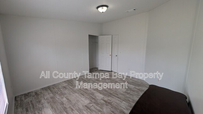 Building Photo - 3753 Oakwood Dr