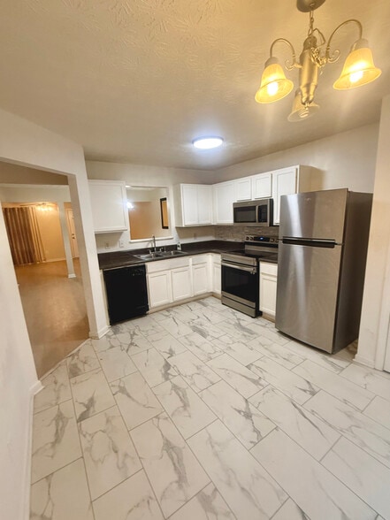 Building Photo - 2418 Piering Dr