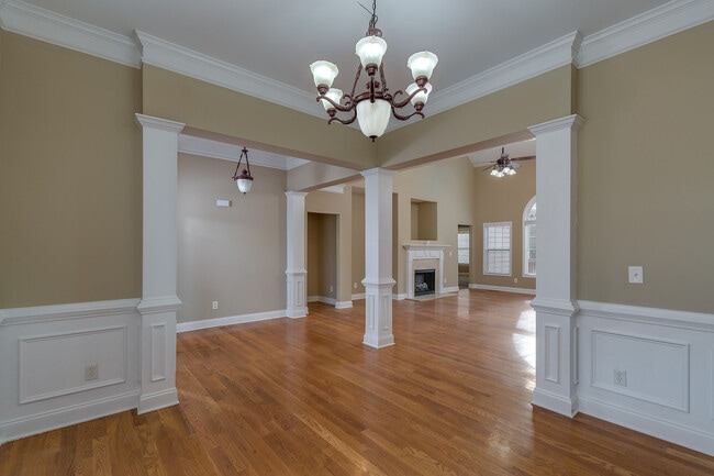 Building Photo - Huge 2 Homes in 1 with 2 full kitchens