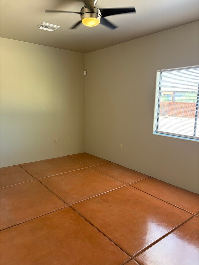 Building Photo - 1014 E Linden St