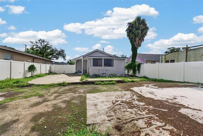 Building Photo - 8114 N Edison Ave