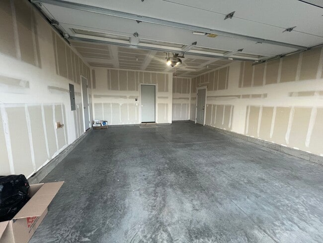 Building Photo - Amazing Newer 3 Bed 2.5 Bath Unit