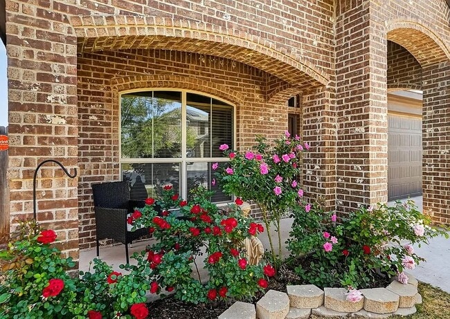 Building Photo - Comfy 3 Bed/2 Bath Midland Home with all appliances, backyard, attached garage, 6 min to grocery ...