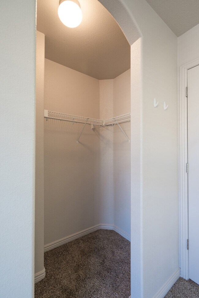 Building Photo - 3155 S Hidden Valley Dr