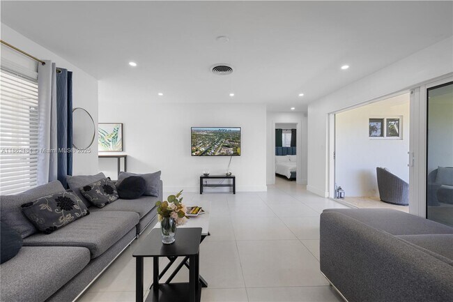 Building Photo - 1709 SW 5th Pl