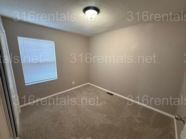Building Photo - $1400 - 3 bedroom / 1 bathroom - Single Family Home