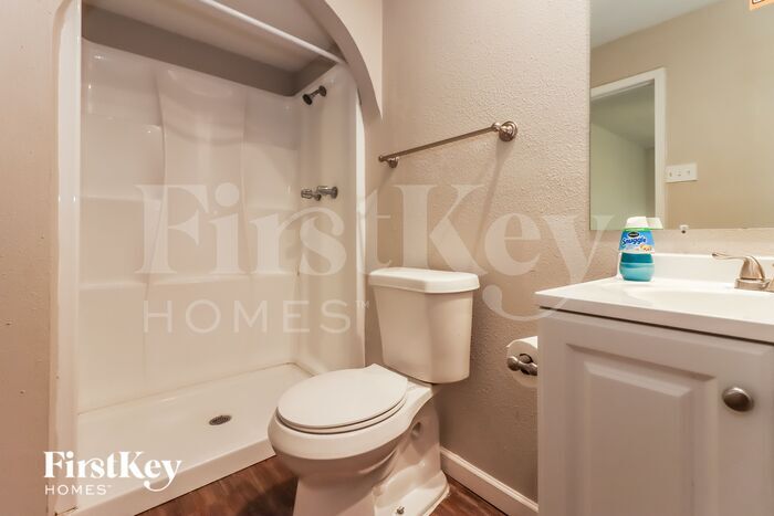 Building Photo - 5111 Karenbeth Dr