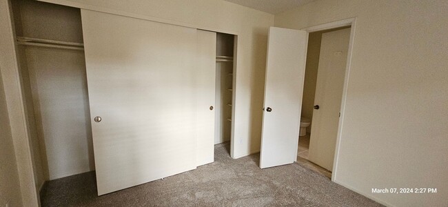 Building Photo - Las Palmas Down Stairs Condo in Gated Comm...