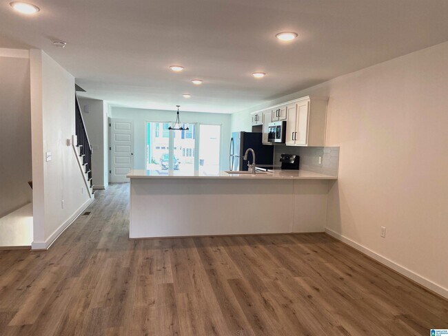 Building Photo - 1719 13th Ct S