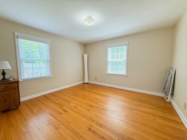Building Photo - 1657 Farmington Ave