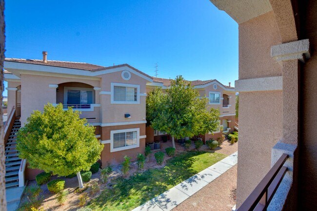 Building Photo - Beautiful 2BR / 2BA Renovated / Modern Condo In A Gated Complex.