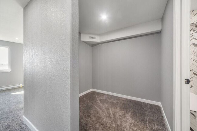 Building Photo - ***WINTER SPECIAL $2695.00 a Month *** 5 b...