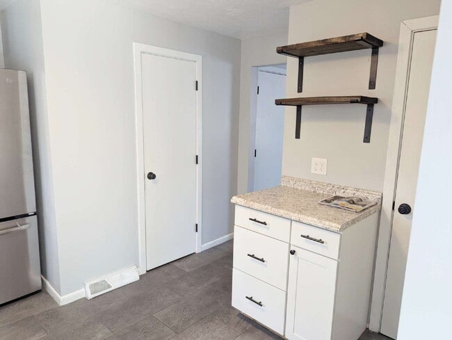 Building Photo - Stunning 2BR Townhome with Private Deck