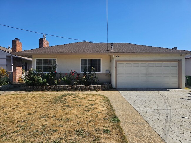Building Photo - Charming Castro Valley Home: Spacious Livi...