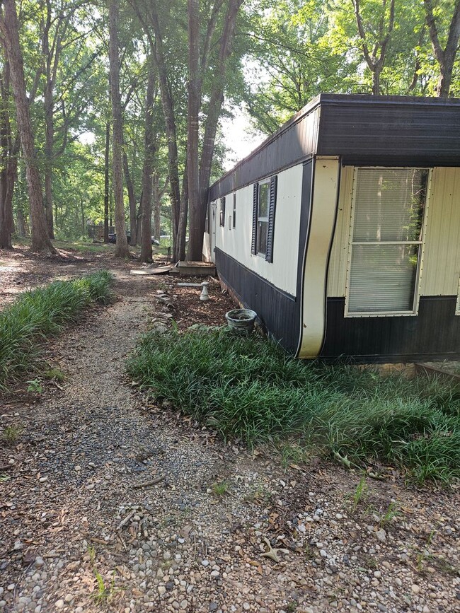 Building Photo - Two Bed Two Bath Mobile Home in Catawba!