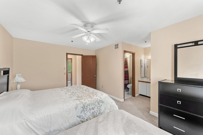 Building Photo - 7814 Shadowood Dr