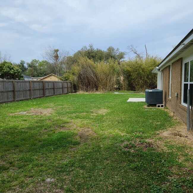 Building Photo - Adorable Cottage Rental