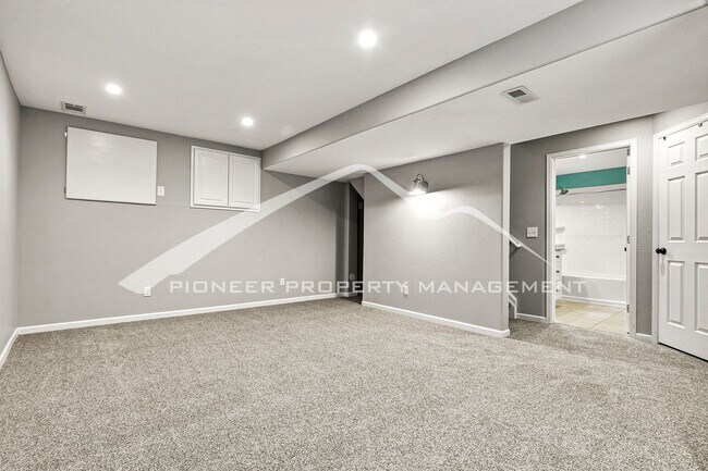Building Photo - Spacious Home with gorgeous kitchen and central AC!