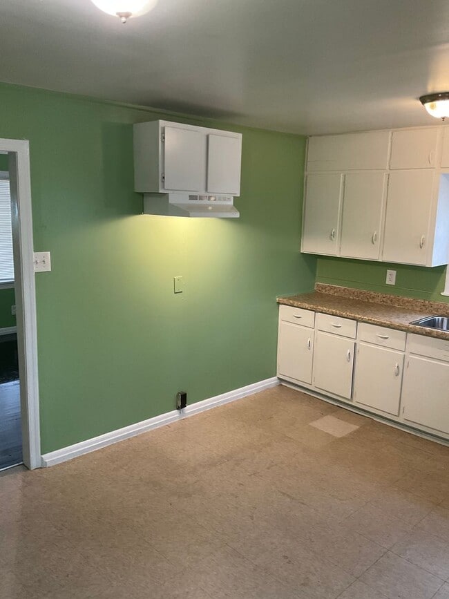 Building Photo - MOVE IN SPECIAL!!