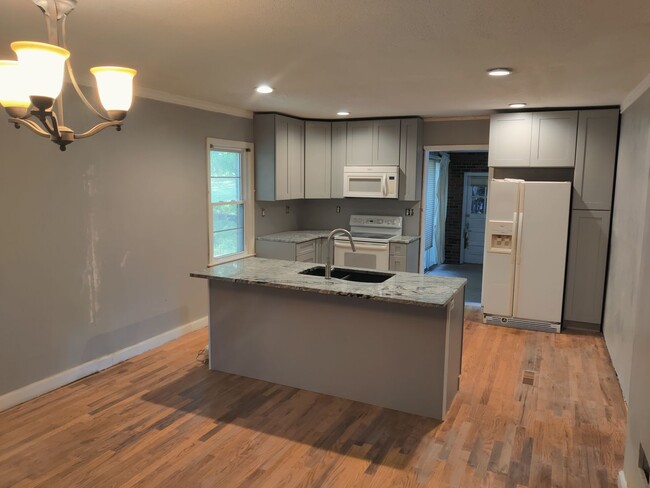 Building Photo - Large brick home, 3 fireplaces, Raytown sc...