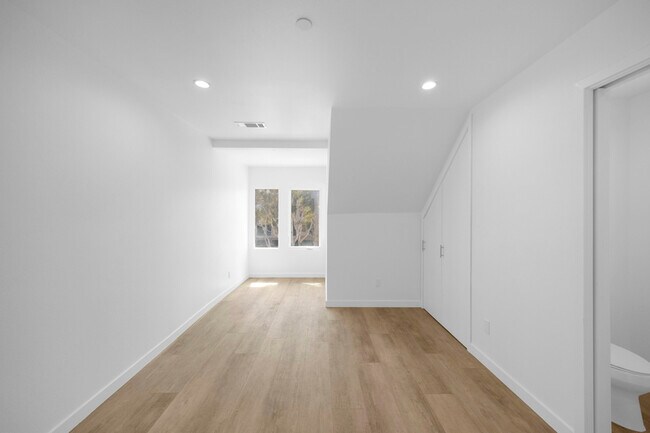 Building Photo - 309 N Catalina Ave