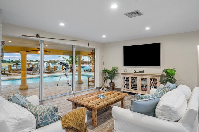 Building Photo - 844 East Dr