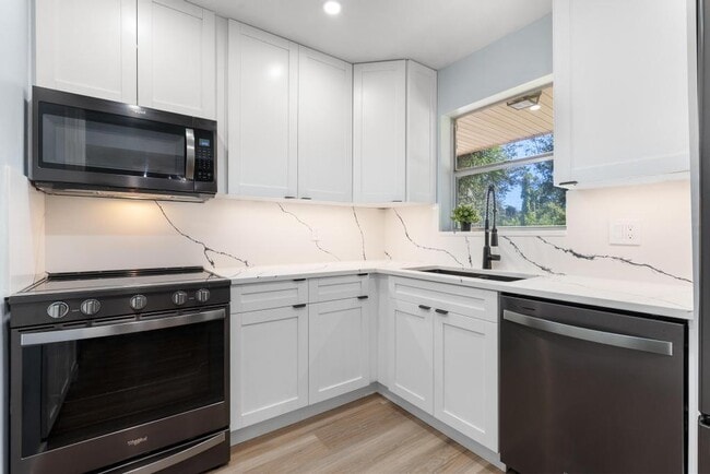 Building Photo - 124 Lake Constance Dr