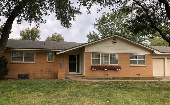 Primary Photo - Large 3 bedroom , 2 bath home