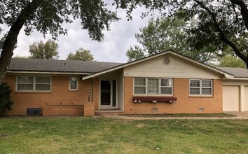 Building Photo - Large 3 bedroom , 2 bath home