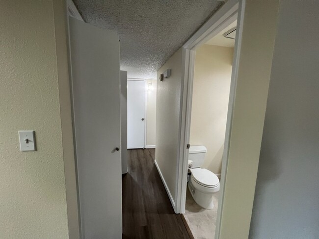 Building Photo - Updated 2 bedroom condo located in a gated...