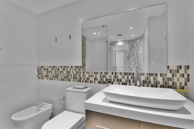Building Photo - 9225 Collins Ave