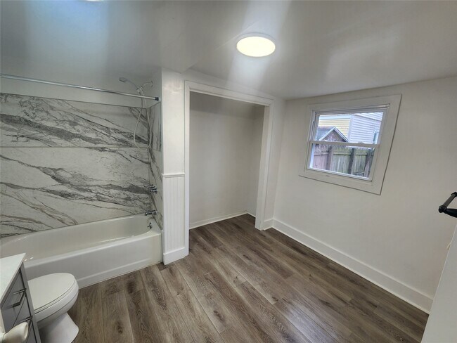 Building Photo - 28 Mather St