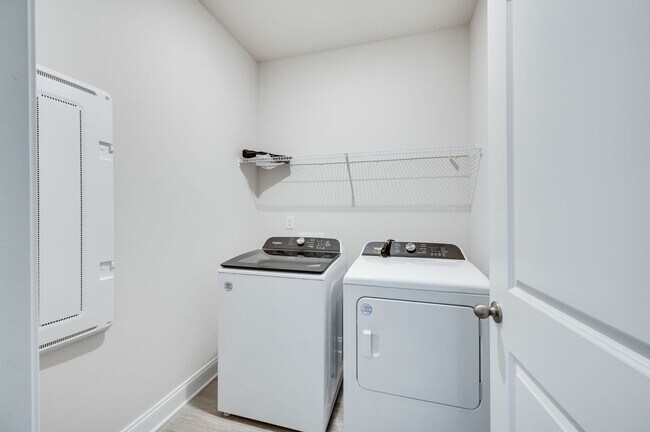 Building Photo - Awesome energy-efficient 4BE/2.5BA home in the Skyridge neighborhood!