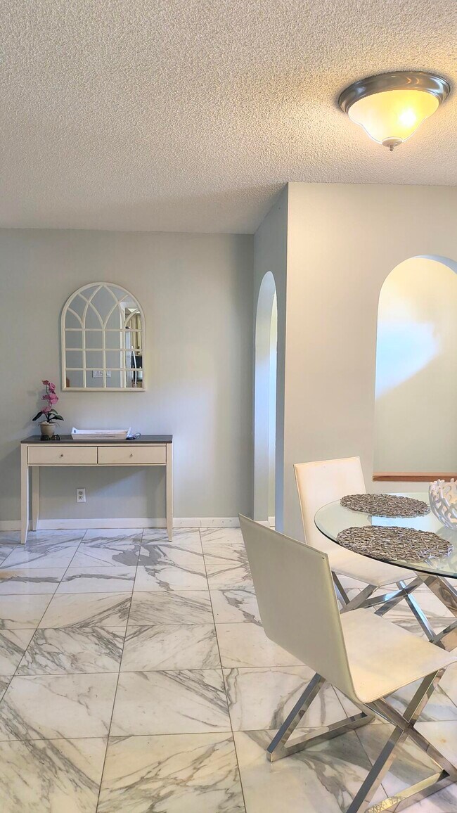 Building Photo - 13164 Via Veneto