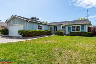 Building Photo - Lovely Home | Nice Backyard | Attached Garage