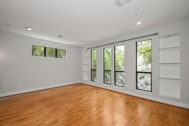 Building Photo - 1121 W 17th St