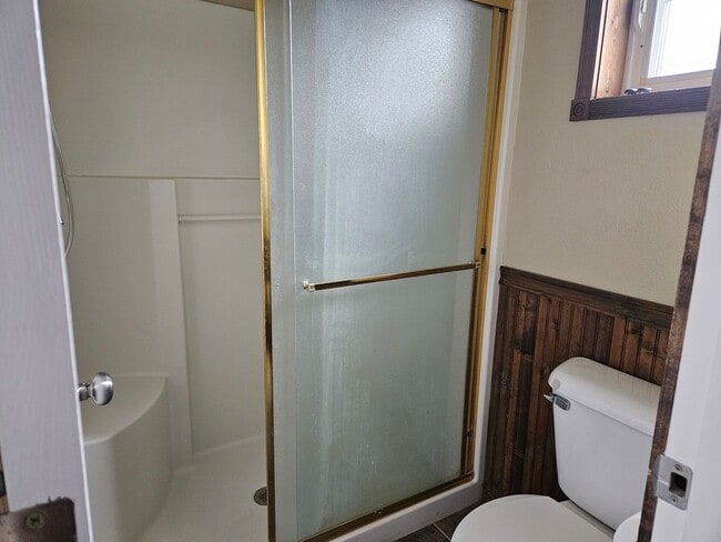 Building Photo - Spacious 4 bedroom, 2 1/2 bath House